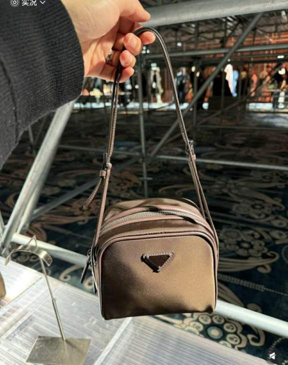 Picture of Prada Handbags _SKUfw212411044fw